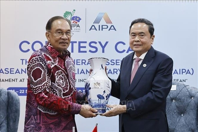 Chairman of the Vietnamese National Assembly Tran Thanh Man (R) presents a gift to Malaysian Prime Minister Anwar Ibrahim. (Photo: VNA)